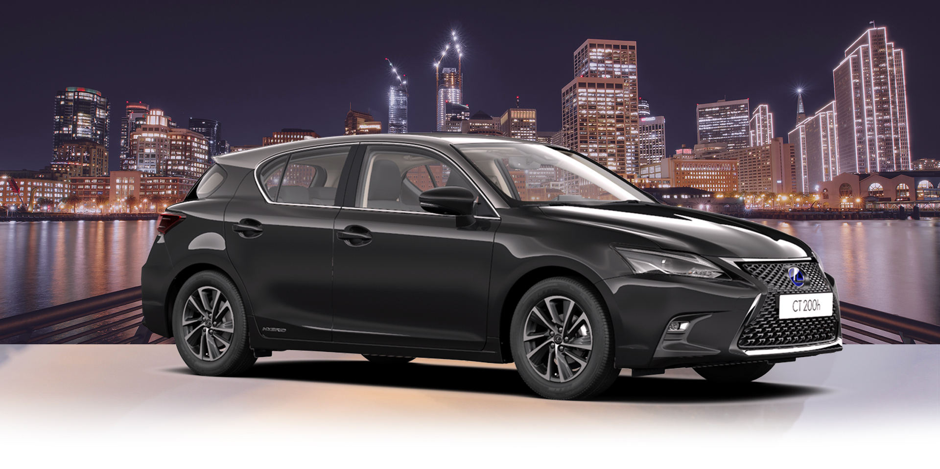 Vista lateral del Lexus CT 200h con una ciudad de fondo