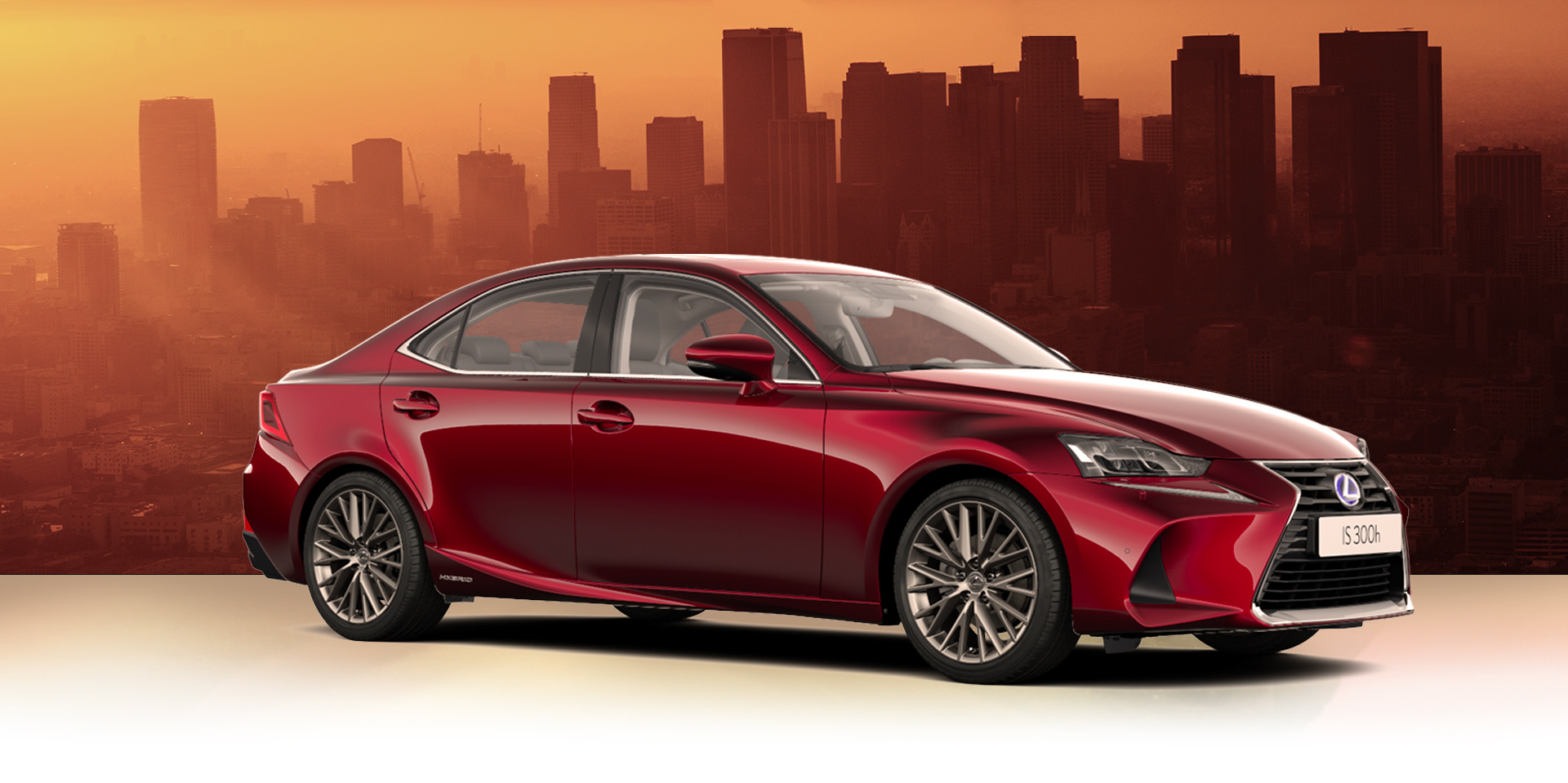 Vista del Lexus IS 300h con una ciudad de fondo