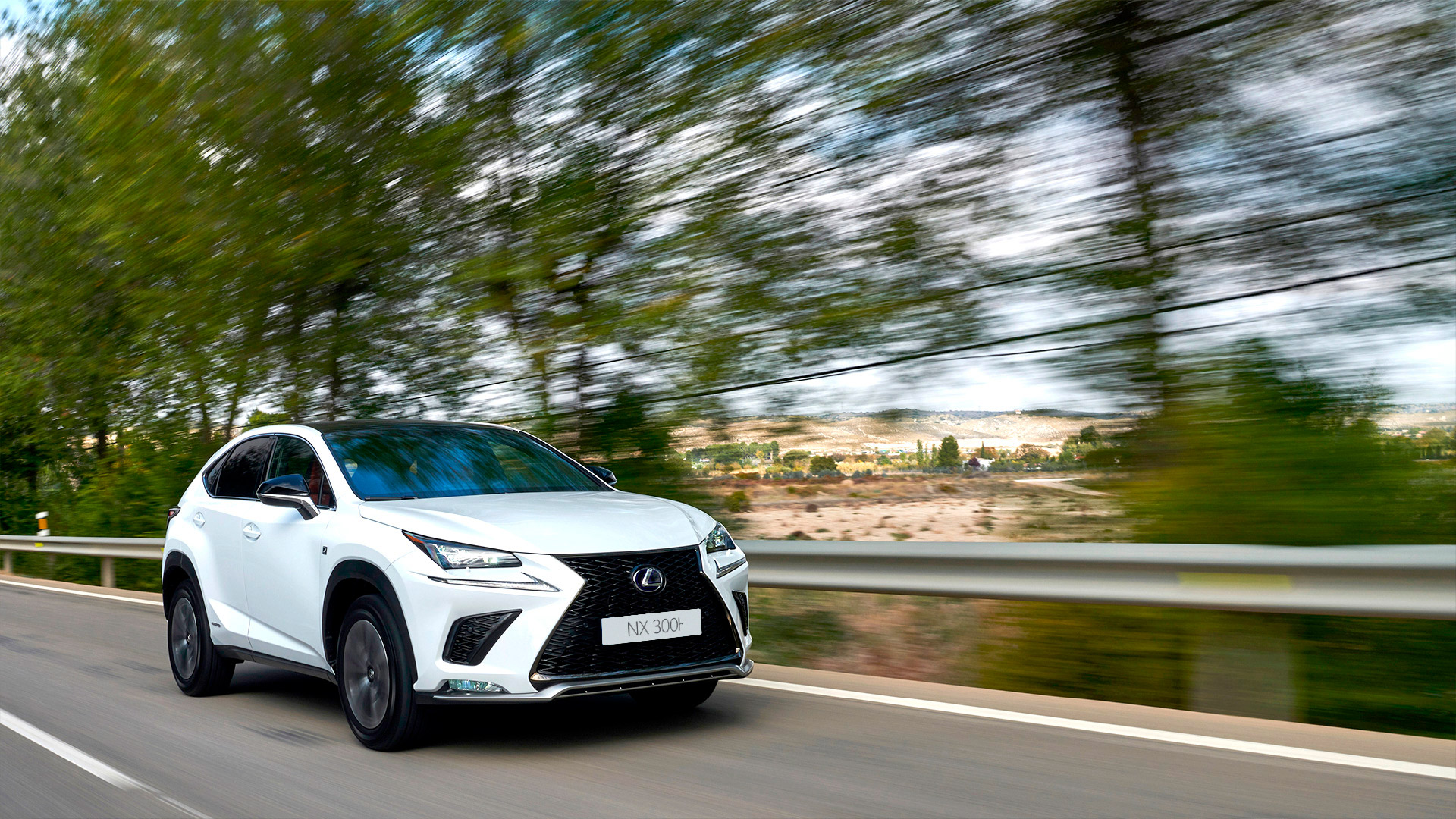 Lexus NX 300h rodando en carretera