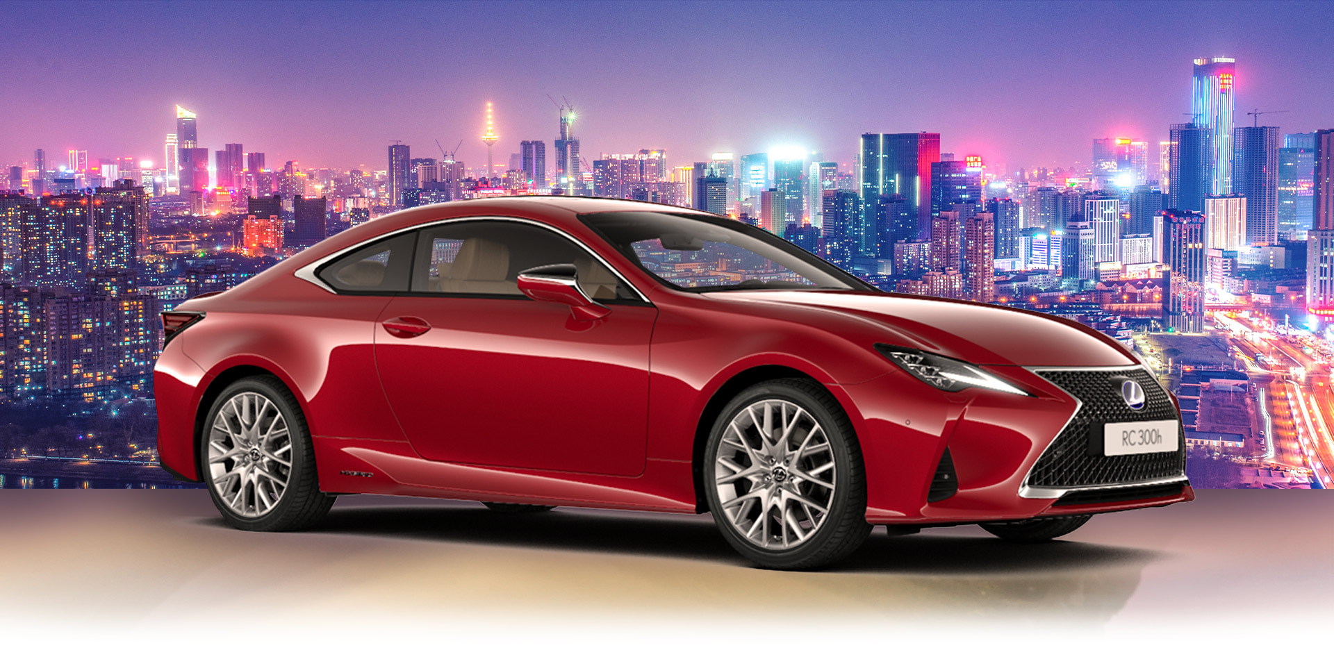 Lexus RC 300h con una ciudad de fondo