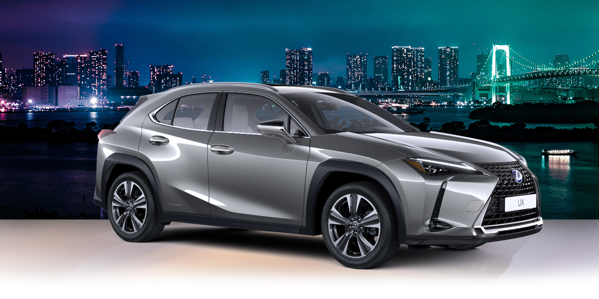 Vista lateral del Lexus UX250h con una ciudad de fondo