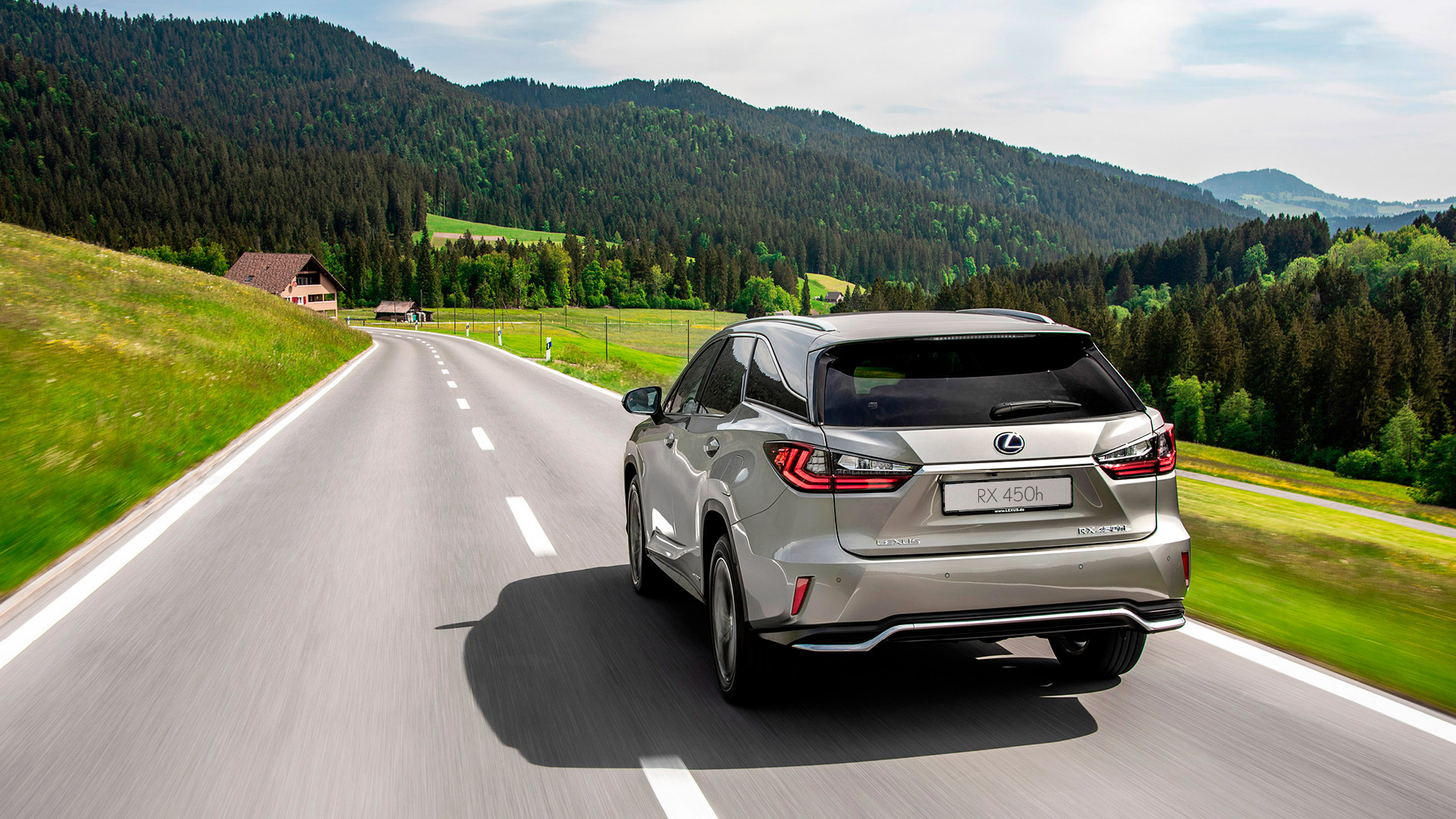 Vista trasera del Lexus RX450h en una carretera rural