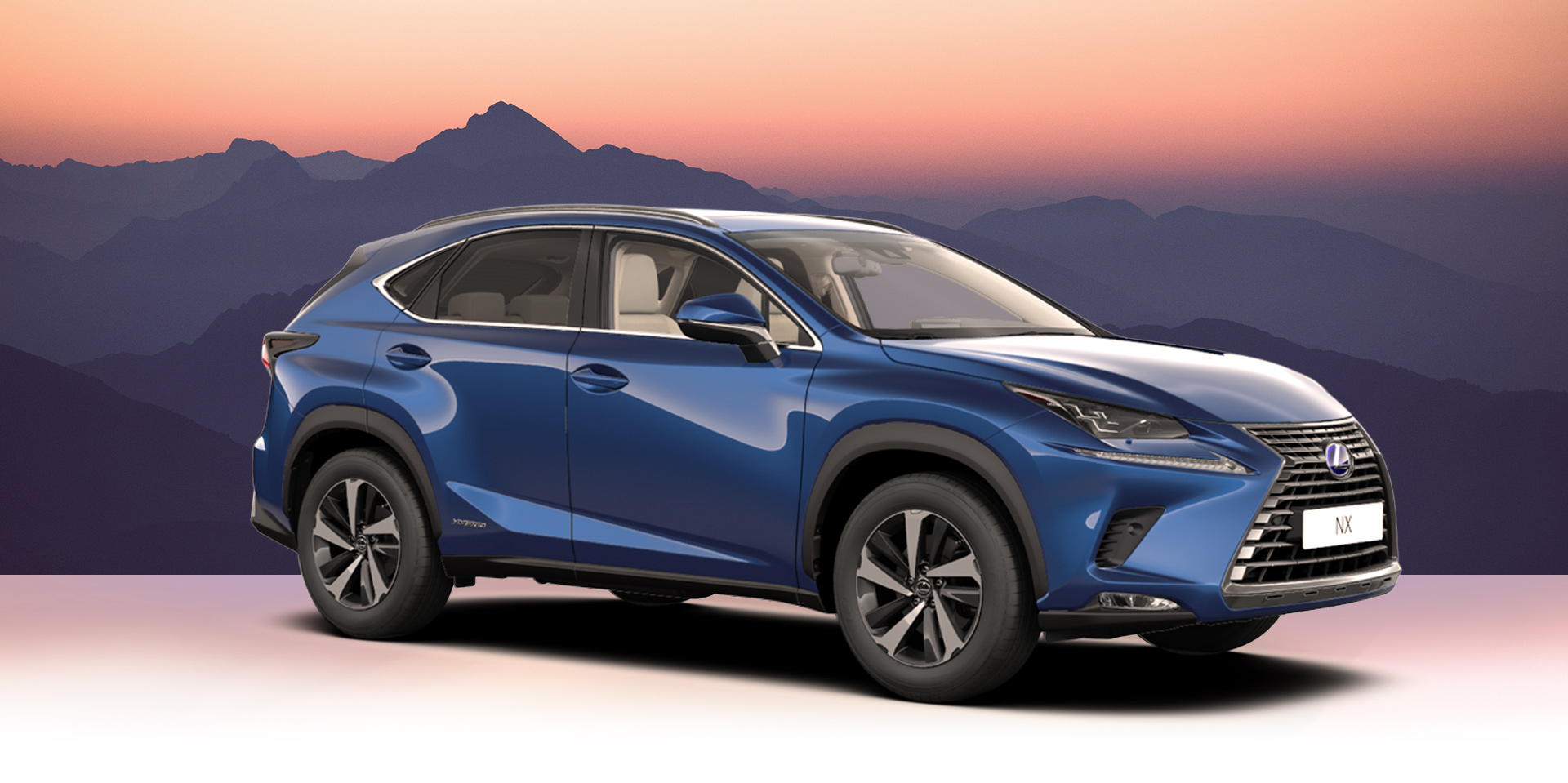 Vista lateral del Lexus NX 300h con unas montañas de fondo