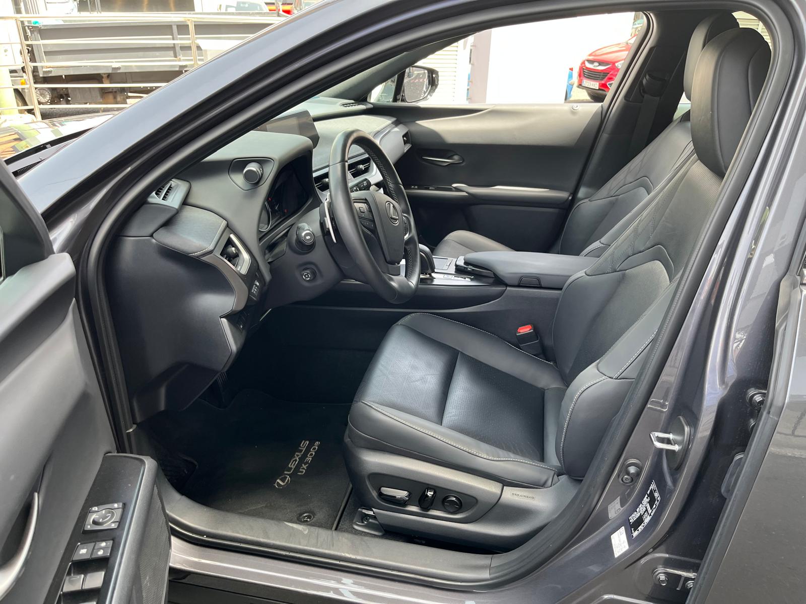LEXUS UX 300e Plus