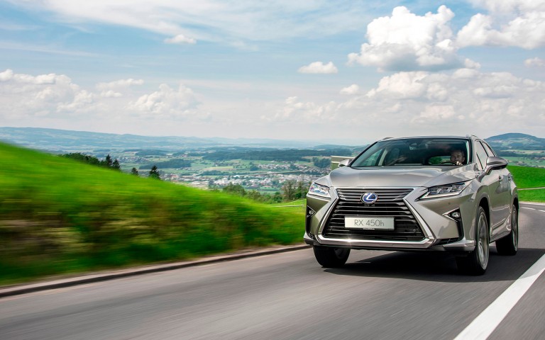 Vista frontal del Lexus IS 450h en una carretera rural