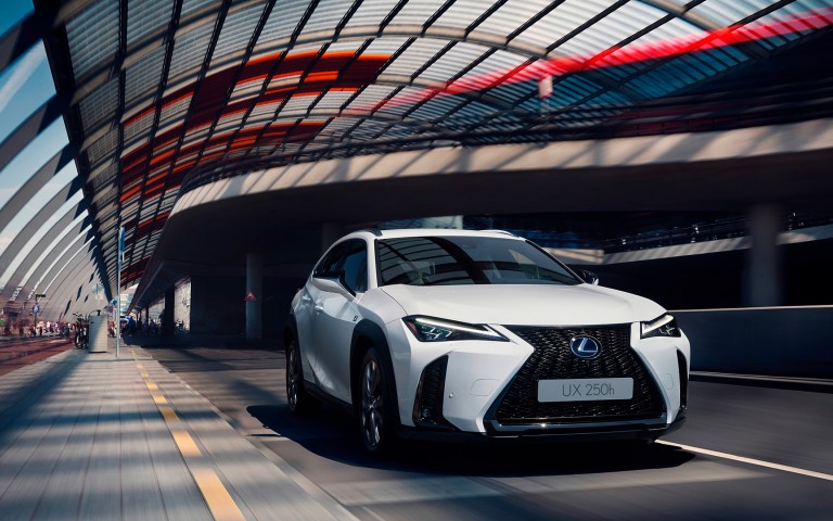 Vista frontal del Lexus UX 250h pasando por un tunel