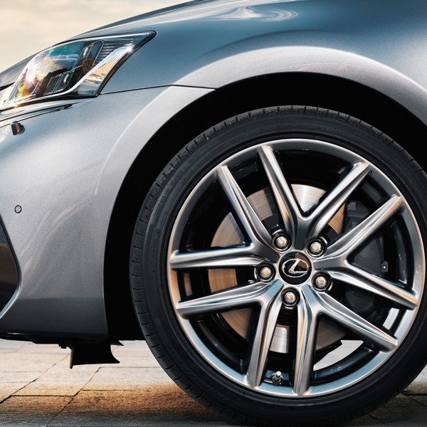 Vista detalle de la rueda delantera del Lexus IS 300h