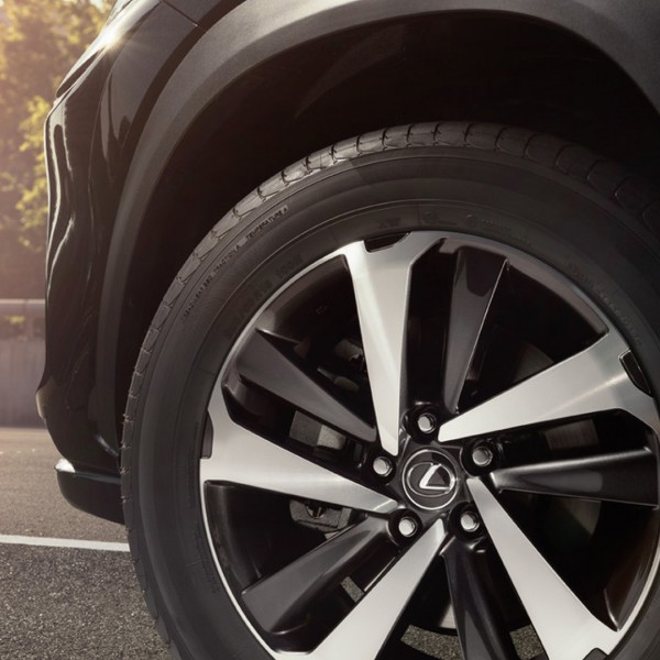 Detalle de la rueda delantera del Lexus NX 300h
