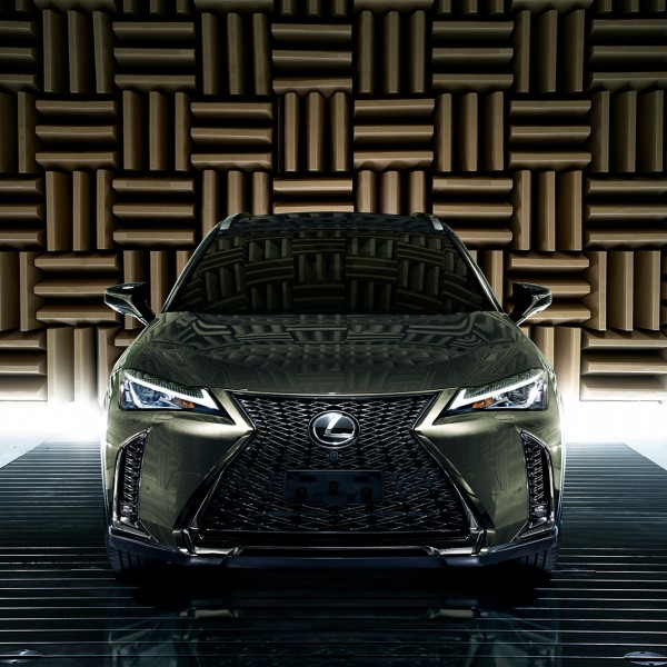 Vista frontal del Lexus UX 250h en una sala de pruebas